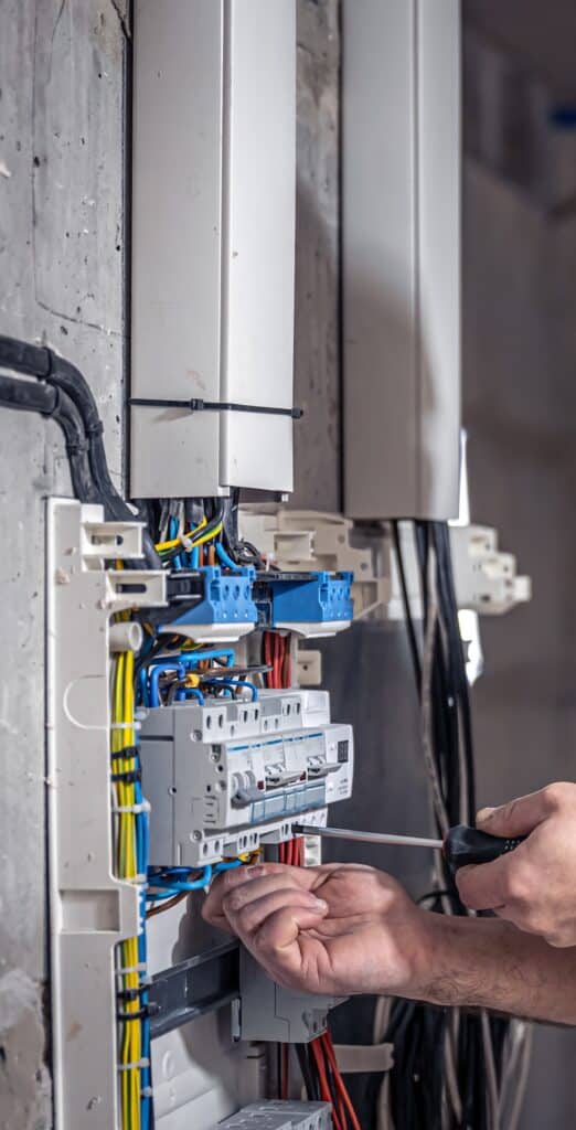 un electricien travaillant sur un tableau electrique